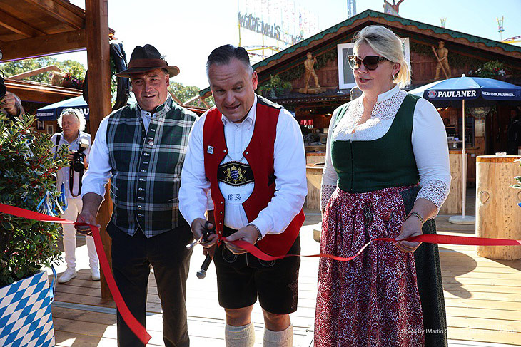 Eröffnung durch Wiesnchef Christian Scharpf "Isarschänke Weißbiergarten" von Andreas Dräger und Christine Kübler-Dräger auf dem Oktoberfest 2025 in der Straße 2 Ost neben Dr. Archibald (©Foto: Martin Schmitz)  